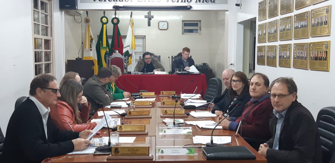 APROVADO POR UNANIMIDADE, NA SESSÃO ORDINÁRIA REALIZADA ONTEM, DIA 03 E JUNHO, O PROJETO QUE TRATA DA UTILIZAÇÃO DA CARNE SUÍNA NA MERENDA ESCOLAR NAS UNIDADES DO SISTEMA EDUCACIONAL DO MUNICÍPIO. 