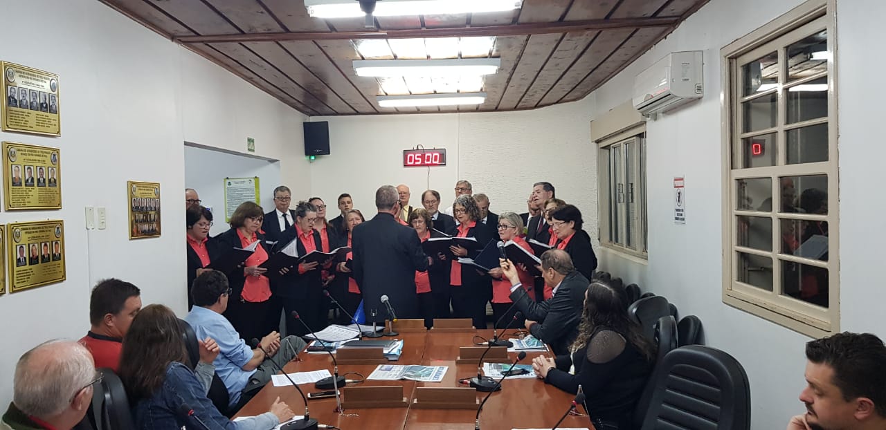 Coral do 25 de Julho abrilhantou a abertura da Sessão com musicas alusivas a Semana Farroupilha