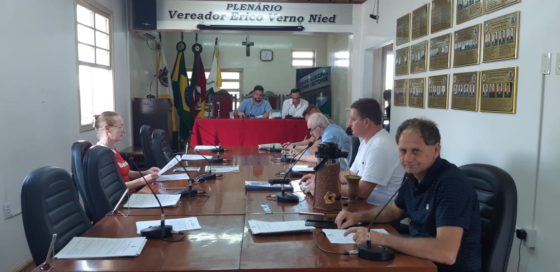 REAJUSTE SALARIAL DOS SERVIDORES MUNICIPAIS FOI LIDO EM SESSÃO EXTRAORDINÁRIA