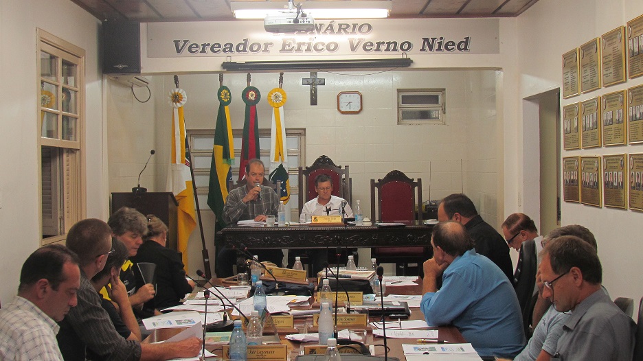 Secretário da Agricultura falou no espaço da Tribuna Popular